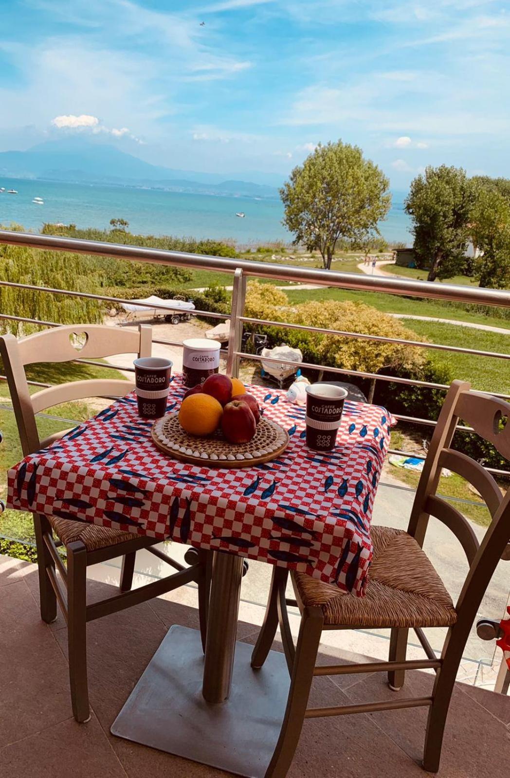 Seeblickwohnung Sirmione - Fronte Lago Mit Privatsteg Exterior foto